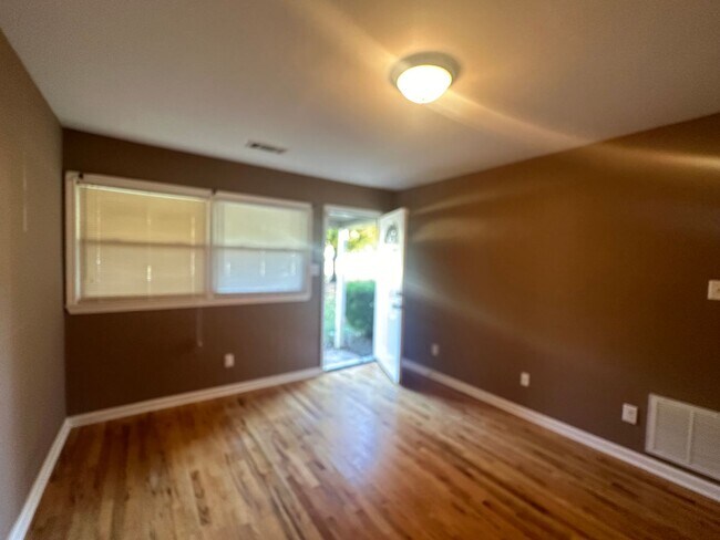 Building Photo - Forest Hills Cutie