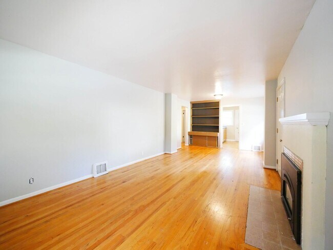 Foto del edificio - 5 BED & 2.5 BATH SINGLE FAMILY HOUSE FOR RENT