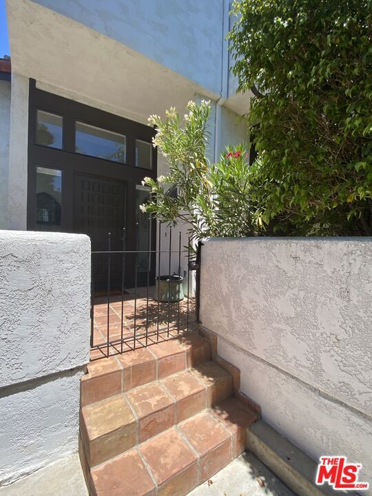 Building Photo - 1541 Palisades Dr