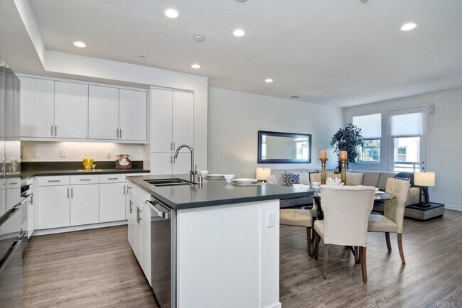 Foto del edificio - Downtown Oceanside Condo with pool and roo...