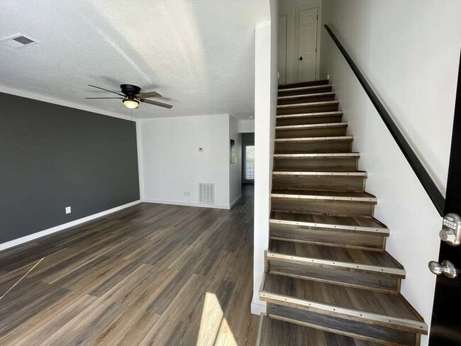 Building Photo - 1642 Hillwood Dr