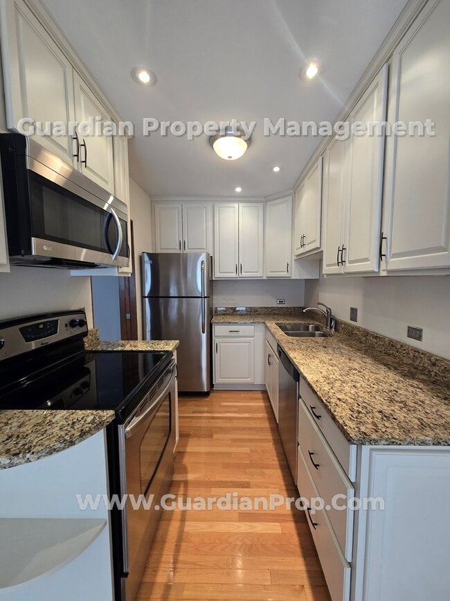Building Photo - Dean Parkway  2bd-2ba Condo, Hardwood Floo...