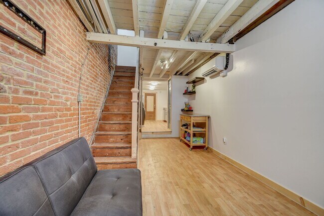Building Photo - 426 S Chapel St