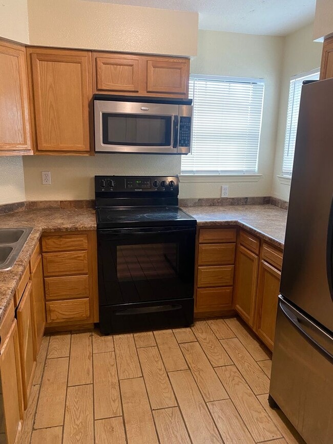 Building Photo - NICE 3 BEDROOM HOME