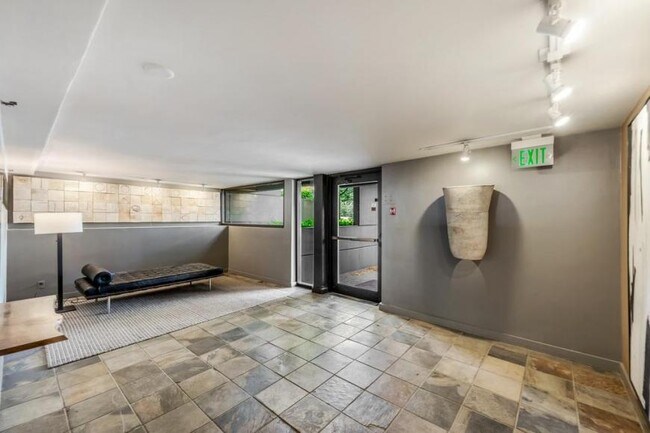 Building Photo - 2 bedroom in Seattle WA 98102