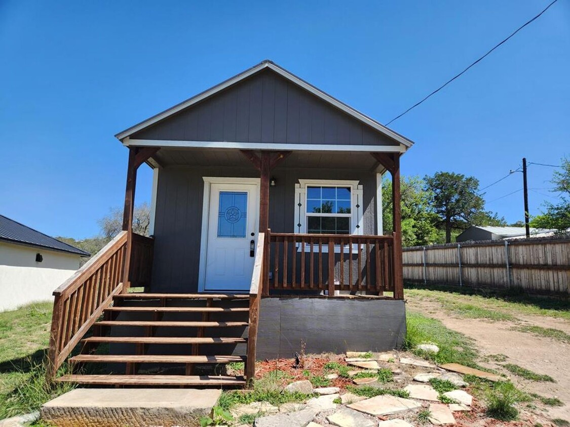 Foto principal - FOR LEASE!!