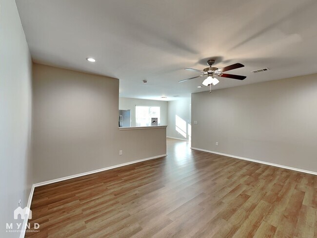 Foto del edificio - 2920 Russell Rd