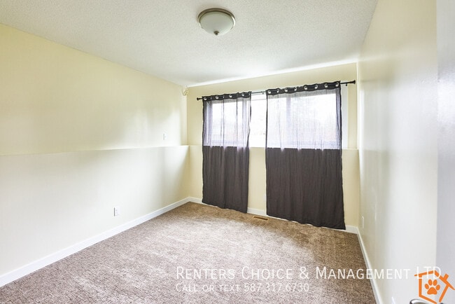 Building Photo - Completely Renovated Townhouse with Off-Street Parking!