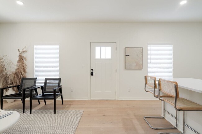Foto del edificio - Ground Floor with Back Patio