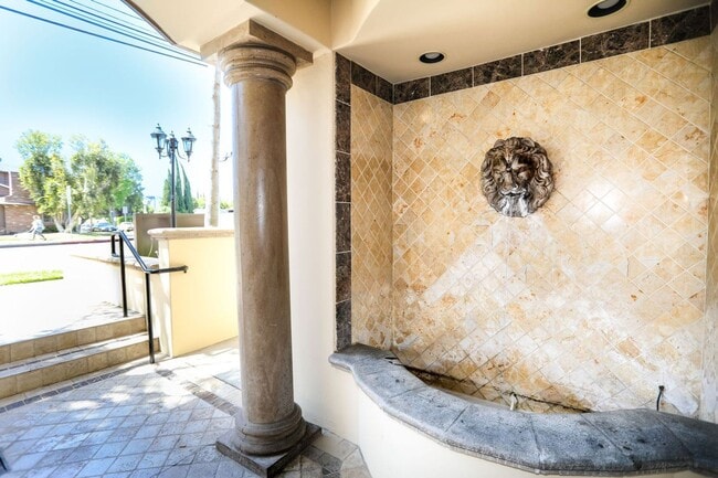 Building Photo - 2B/2B Courtyard Luxury in Studio City