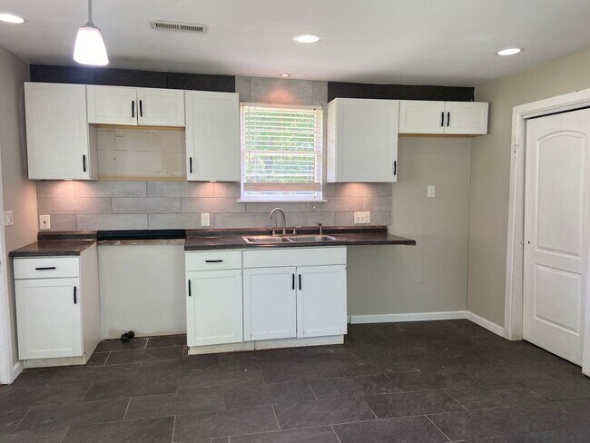 Building Photo - 2 Bedroom, 1 Bathroom House in Greensboro