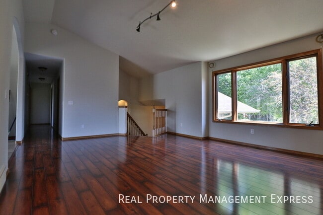 Building Photo - Stunning 5 Bedroom 3 Bath Home in South East Sioux Falls