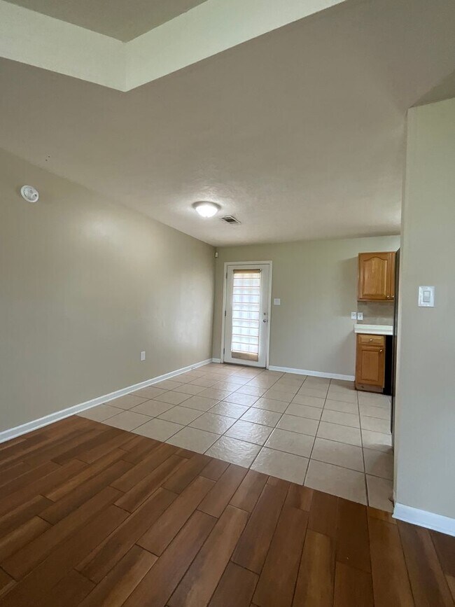 Building Photo - 105 Mayhaw St