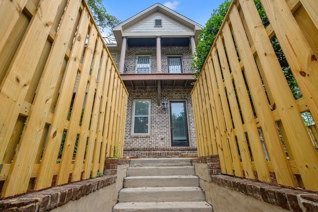 Building Photo - Midtown Tallahassee Townhome