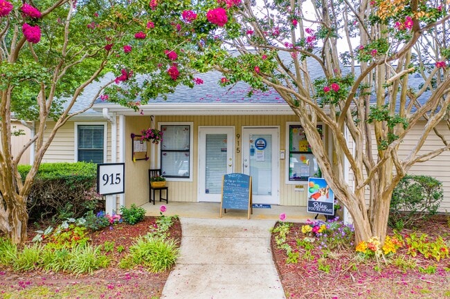 Oficina de arrendamiento - Bryan Woods Apartment