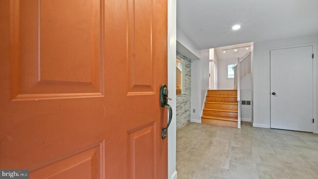 Building Photo - 252 Sayre Dr
