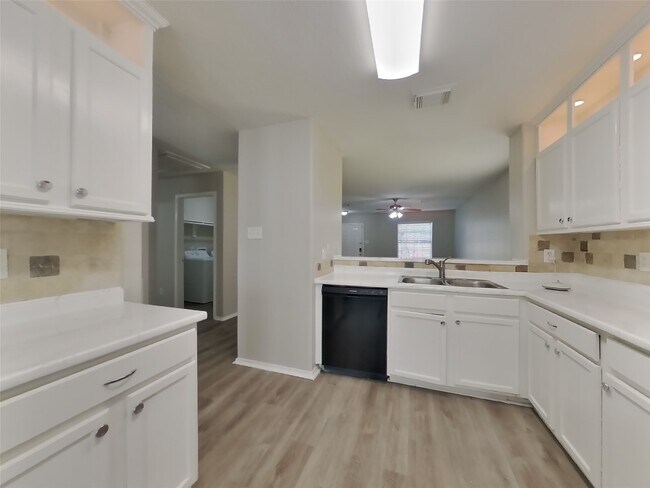 Foto del edificio - 614 Harpswell Ln