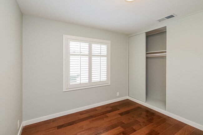 Foto del edificio - Charming 3BR Home with Spacious Yard in Se...