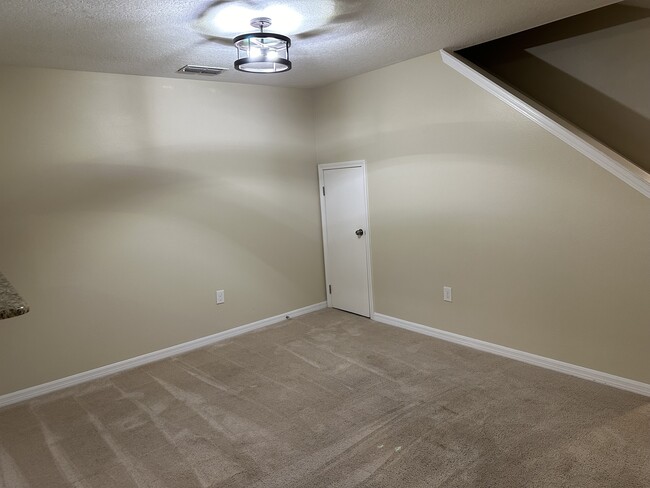 Building Photo - 335 Carina Cir