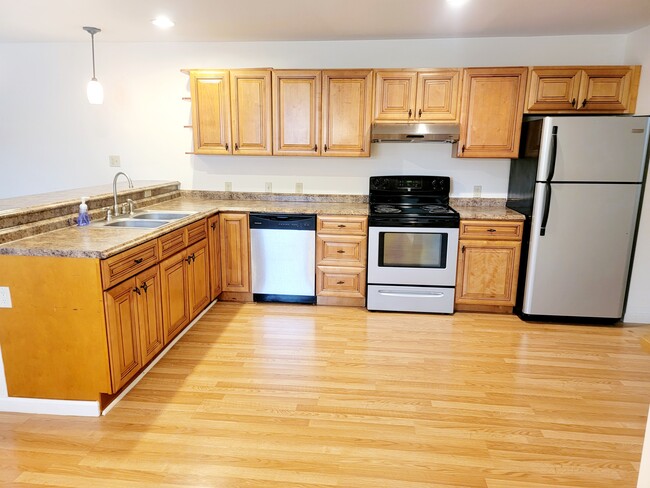 LARGE KITCHEN - 1294-201 Bloom Rd