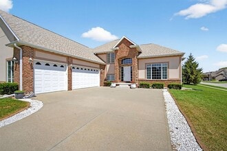 Building Photo - 9425 Woodland Dr
