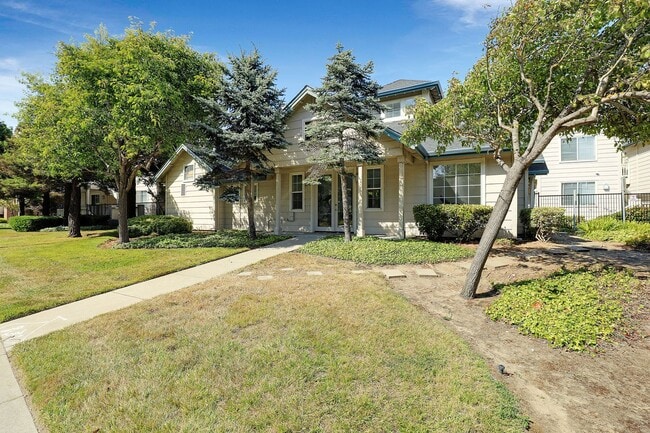 Photo - Spacious, Open-Concept 2/2 Condo SSF