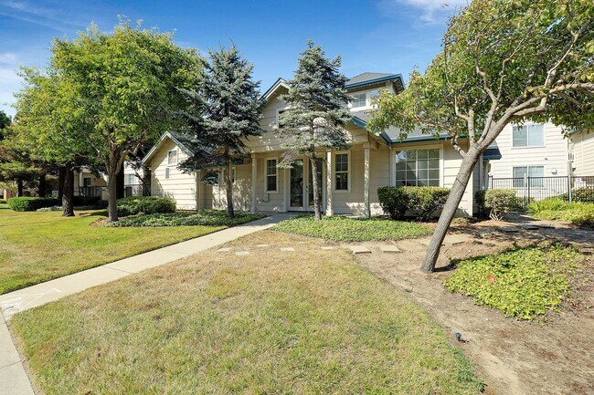 Foto del edificio - Spacious, Open-Concept 2/2 Condo SSF