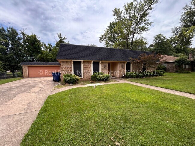 Foto del edificio - Price Improvement!! Huge and Unique 4 Bed ...