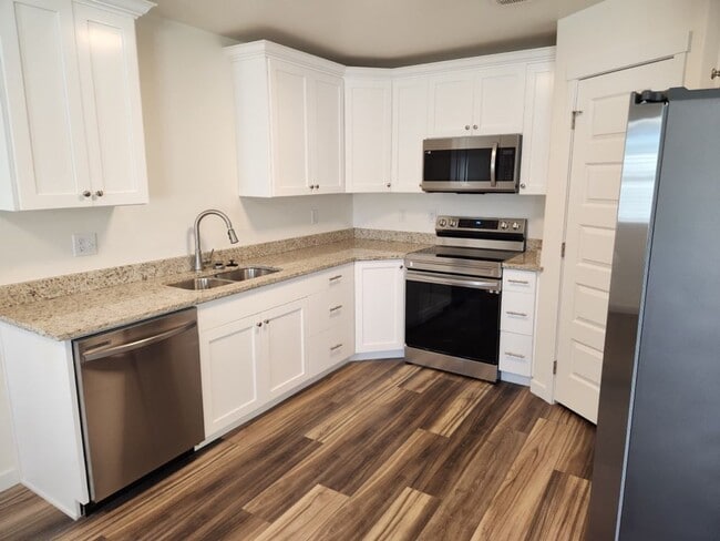 Building Photo - 845 Golden Bear Ln