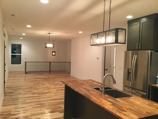 Building Photo - Private 3/2 in Harrison Coming SOON! Must ...