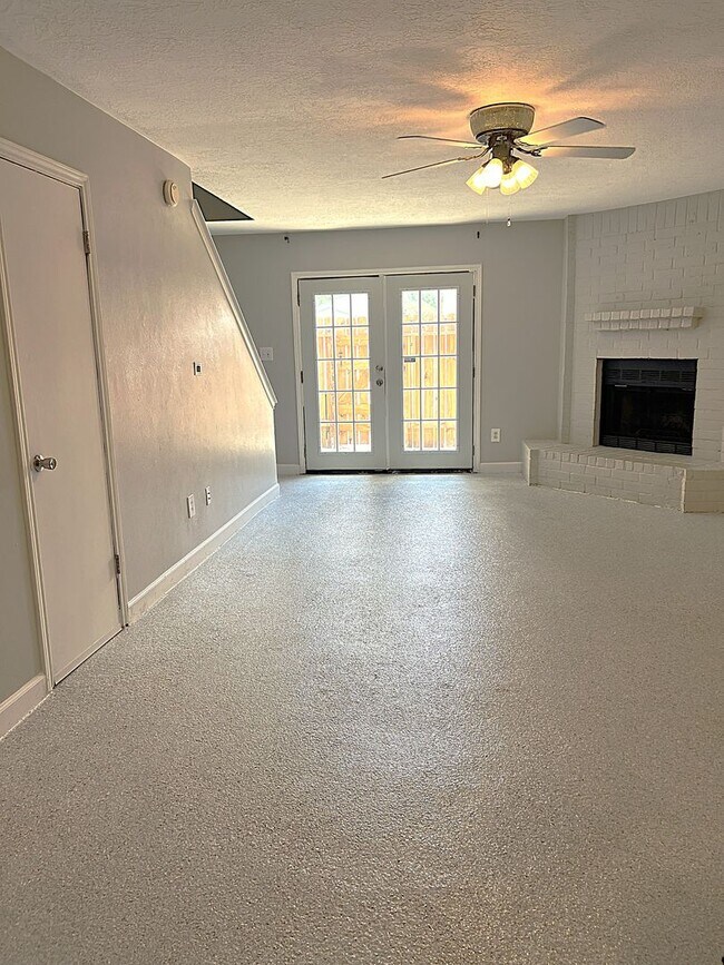 Foto del edificio - Conveniently Located Humble Townhome