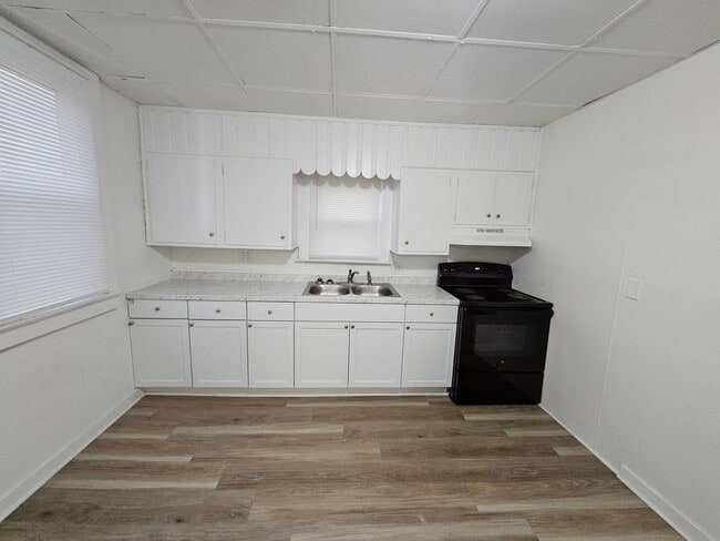 Foto del edificio - 109 E Eichel Ave