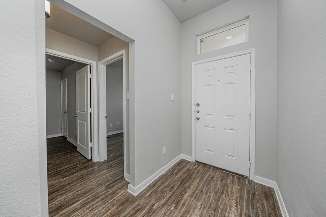 Foto del edificio - 614 Fallbrook Dr