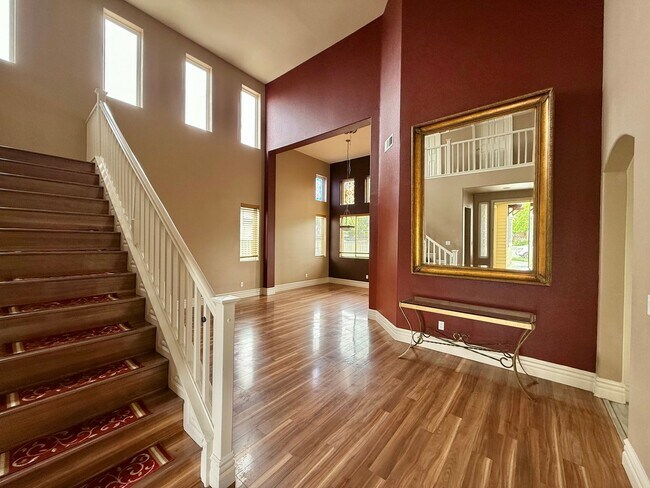 Building Photo - Large Hollister Home