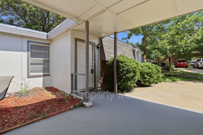 Foto del edificio - 6811 Trail Lake Dr