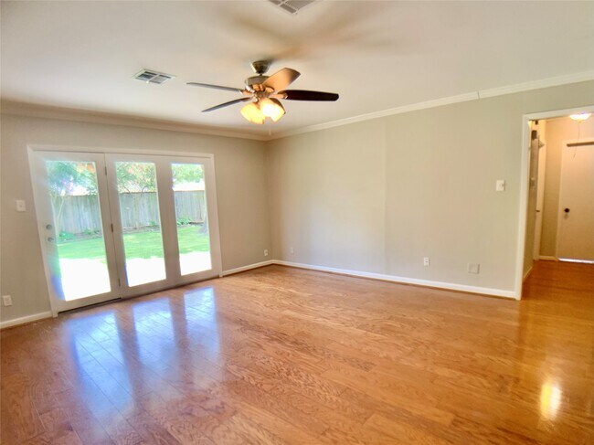 Foto del edificio - 9634 Fairdale Ln