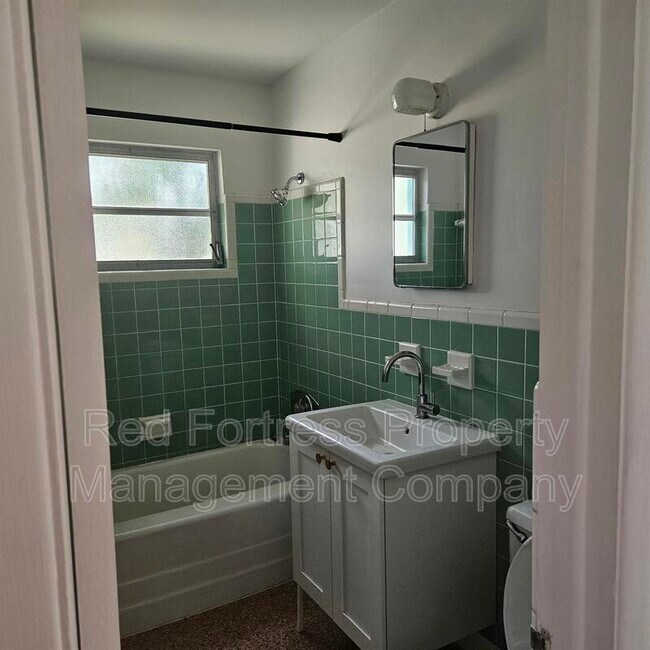 Foto del edificio - 1531 Grace Ave