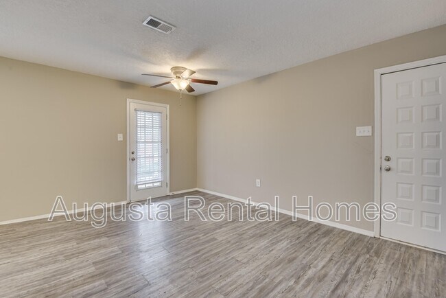 Foto del edificio - 2573 1/2 Tobacco Road - B