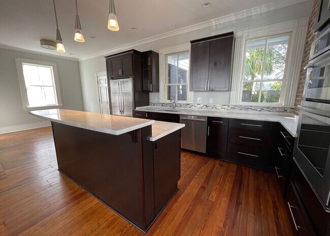 Building Photo - Available Now! Stunningly Remodeled 3 BR/2...