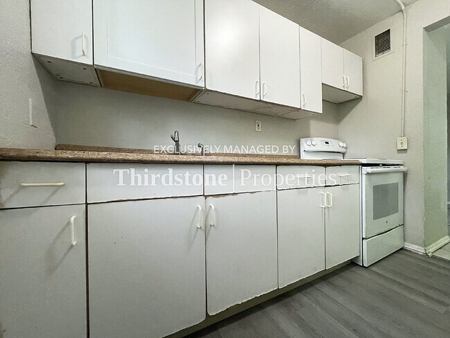 Foto del edificio - 1437 W 26th St
