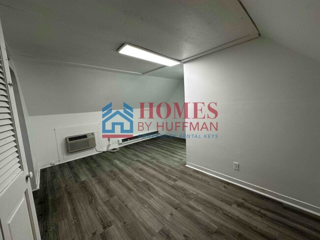 Building Photo - Upstairs One Bedroom Duplex | Move-in Ready