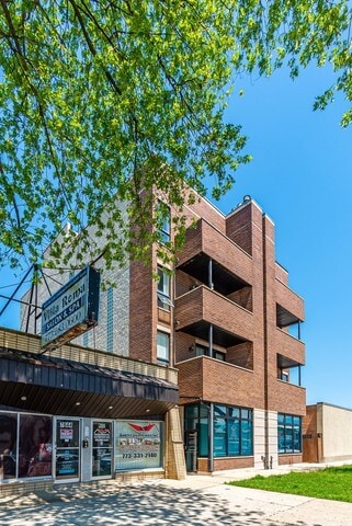 Building Photo - 7642 W Belmont Ave