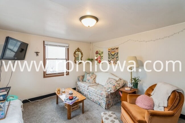 Building Photo - FENCED IN YARD!! 3 Bedroom, 2 Bath Home in Ames