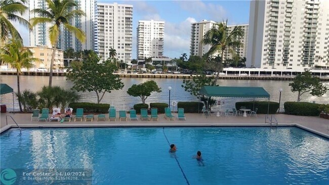 Foto del edificio - 1000 Parkview Dr