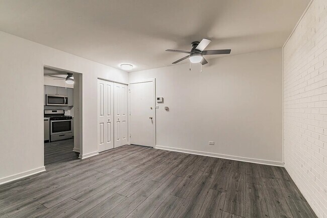 Foto del edificio - 705 S Milwaukee Ave