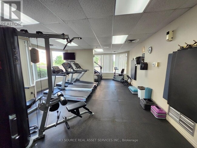 Photo du bâtiment - 135-1135 Hillcrest Ave