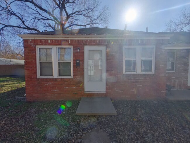 Building Photo - 352 N Fern St