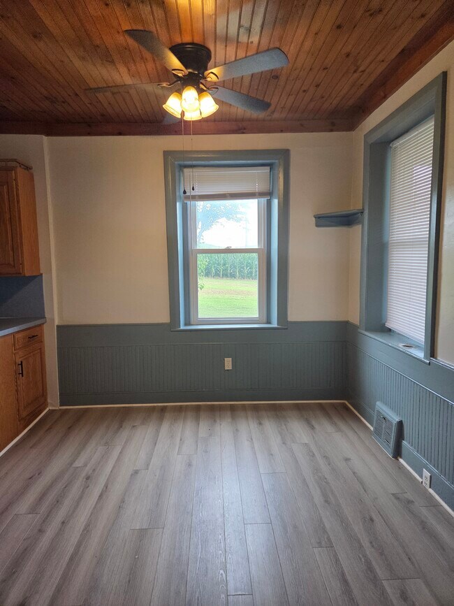 Building Photo - 545 Schoolhouse Rd