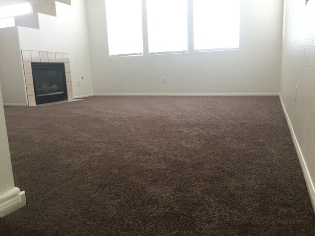 Building Photo - IMPECCABLE 2-STORY IN FANTASTIC NEIGHBORHOOD!