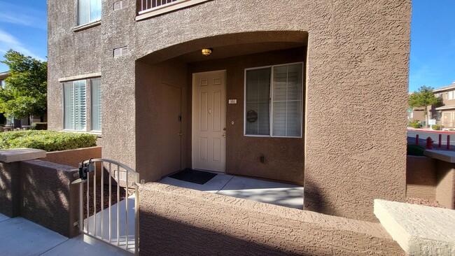 Foto del edificio - Downstairs Condo Near Summerlin